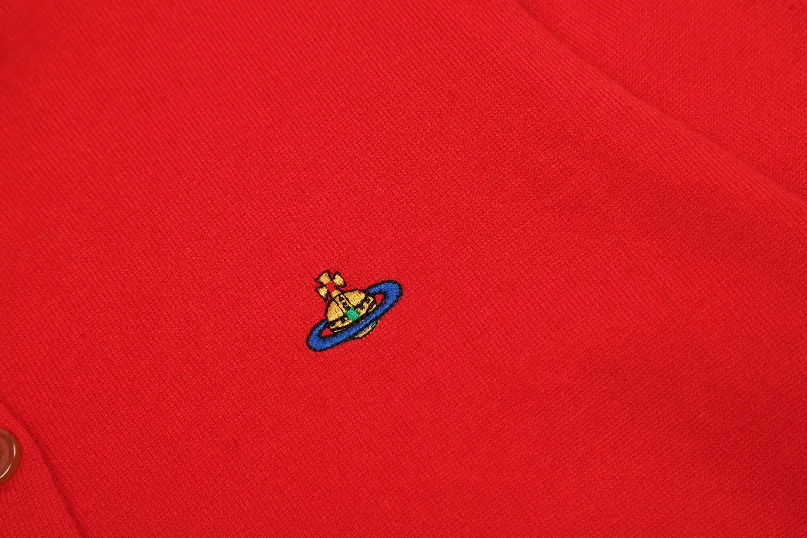 "Year of the Dragon🐉Limited" vivienne west wood West Queen Vivian Saturn classic knitted sweater wool cardigan 2024FW latest 🧩15% merino cotton wool 85% wool blend 🧩Correct Italian 🇮🇹100% wool washed wheat logo Size: S -M- L Color: Black Cream Apricot Coffee Gray Fluorescent Green Blue Chinese Red